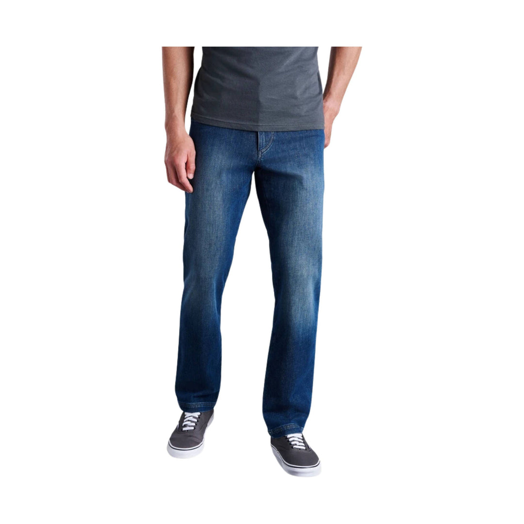Medium-wash straight-leg jeans worn with a gray T-shirt and gray sneakers