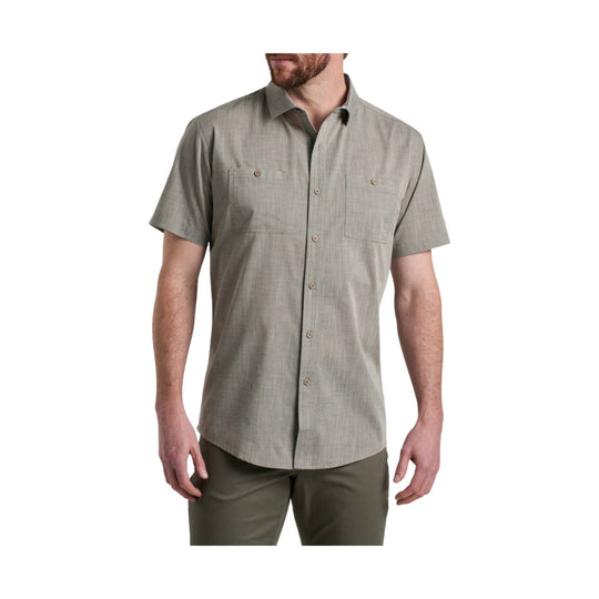 Short-sleeve button-up shirt in light gray with two chest pockets and a pointed collar