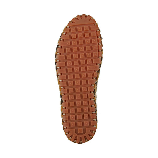 Brown lugged shoe outsole with square tread pattern
