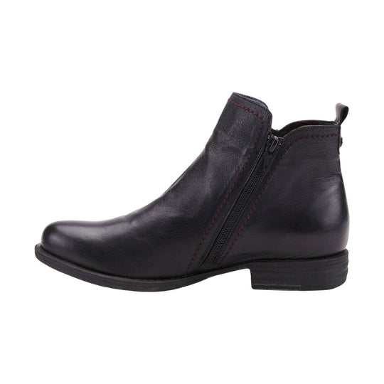 Black leather ankle boot with side zipper and low heel