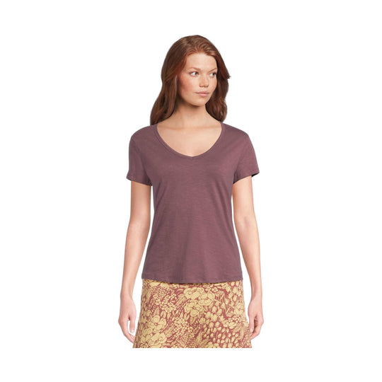 Mauve short-sleeve V-neck T-shirt on a model
