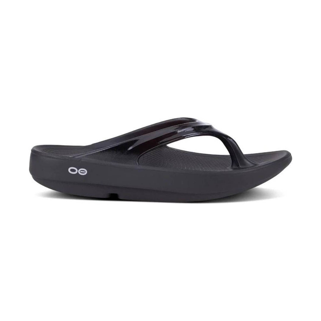 Black thong sandal with a thick cushioned sole and OO logo on the side