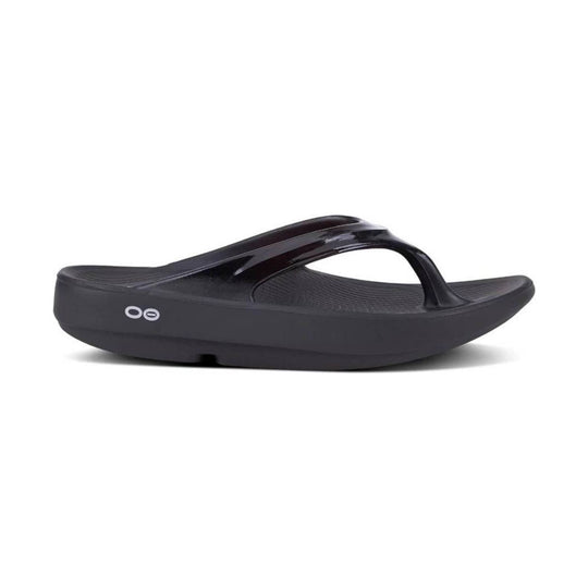 Black thong sandal with a thick cushioned sole and OO logo on the side