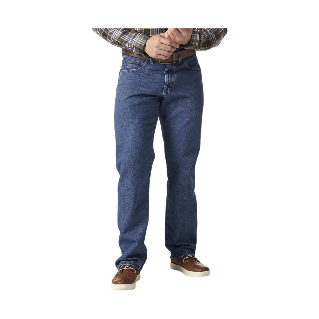 Blue straight-leg jeans worn with brown leather shoes and a plaid shirt tucked in